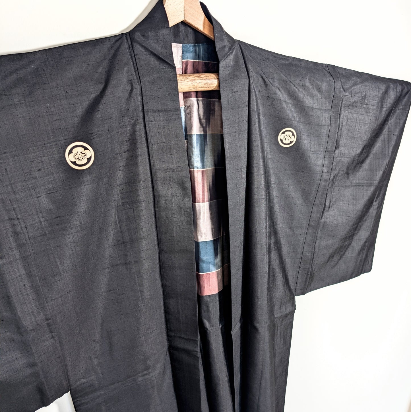Haori montsuki japonais en soie noire avec deux kamon Maru Mokkō sur la poitrine
