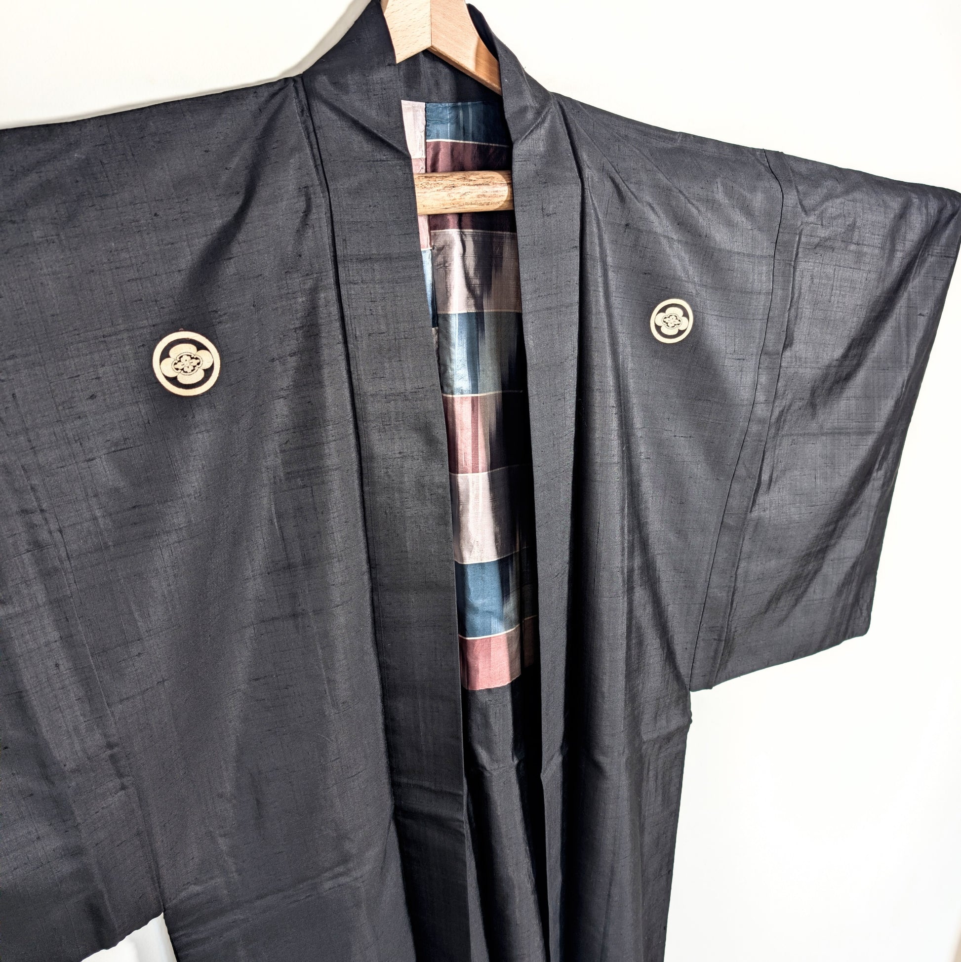 Haori montsuki japonais en soie noire avec deux kamon Maru Mokkō sur la poitrine
