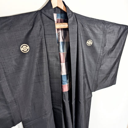 Haori montsuki japonais en soie noire avec deux kamon Maru Mokkō sur la poitrine
