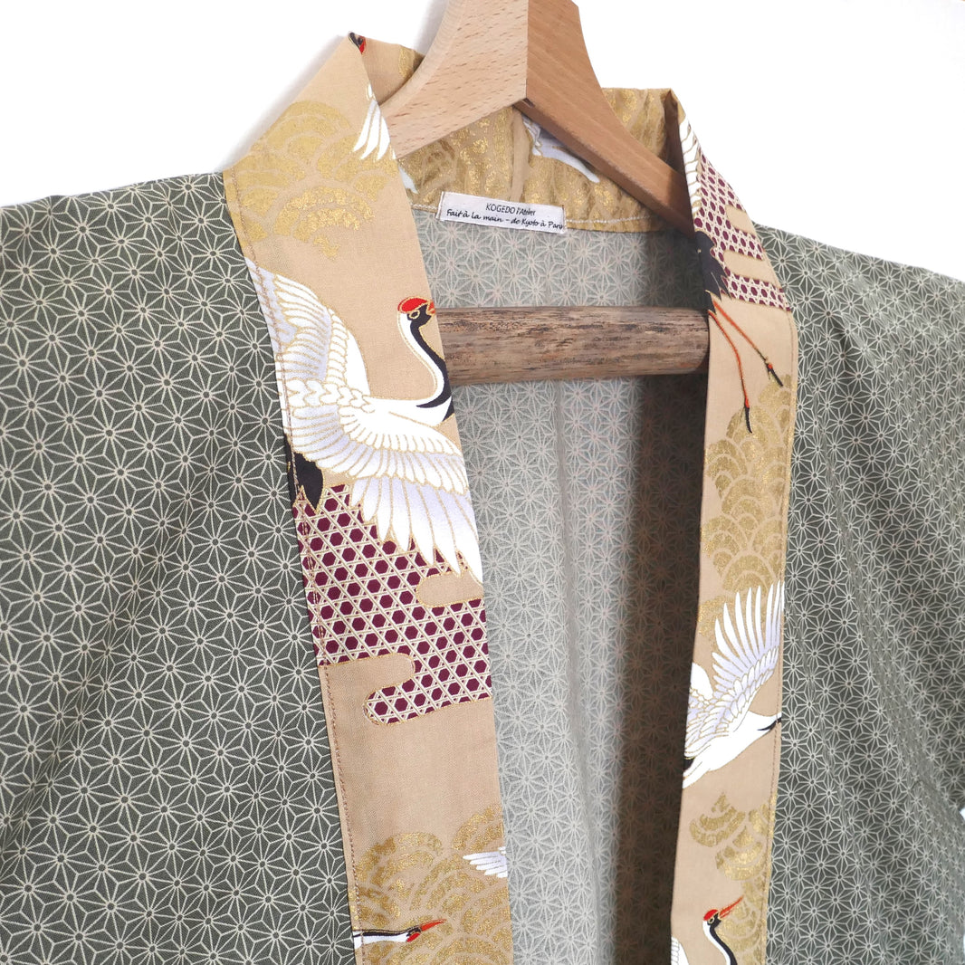 zoom sur le col grues doré et beige du haori Nohara no tsury de l'Atelier KOGEDO