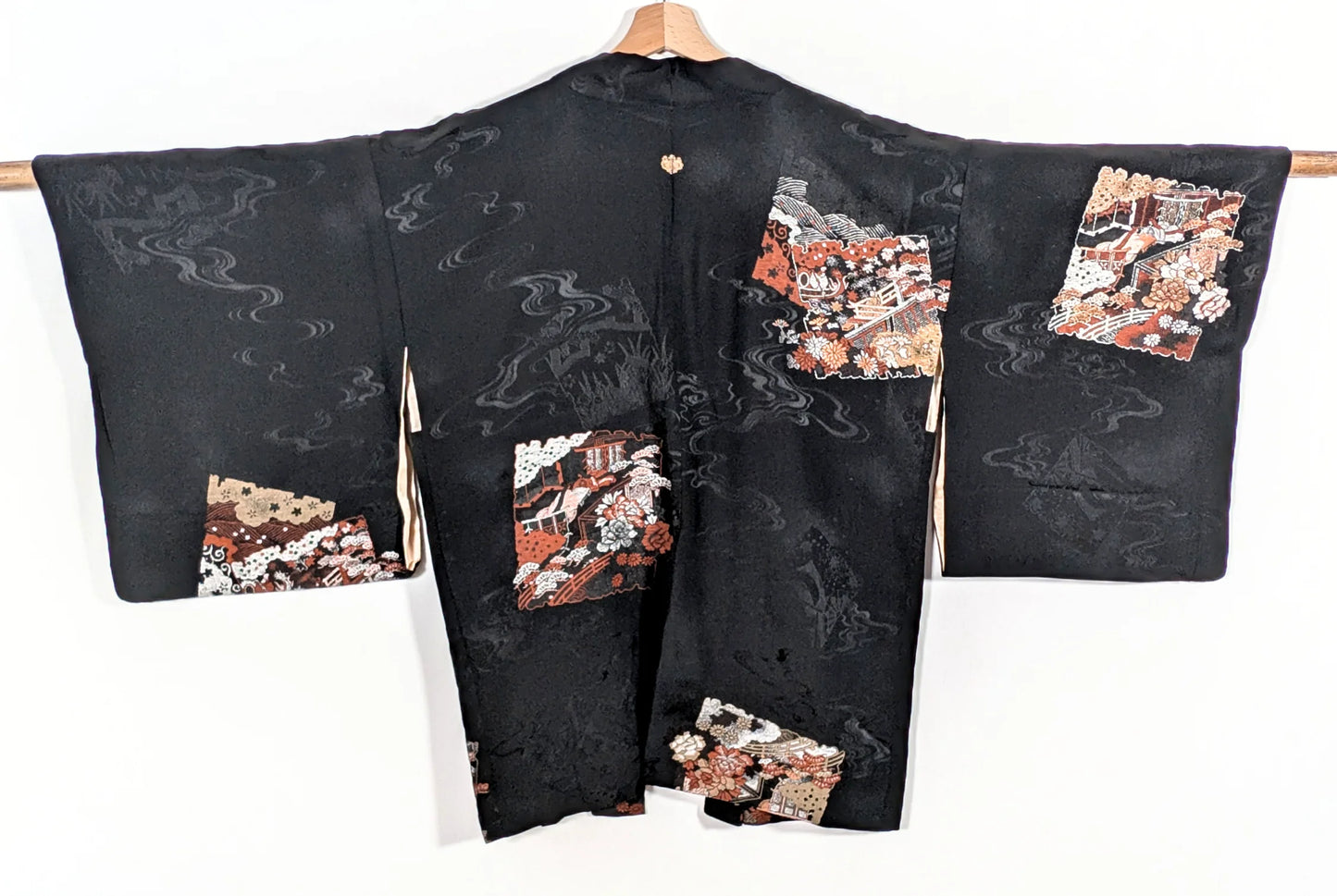 Veste kimono traditionnelle japonaise noire en soie, brodée de scènes classiques – dos du haori – KOGEDO