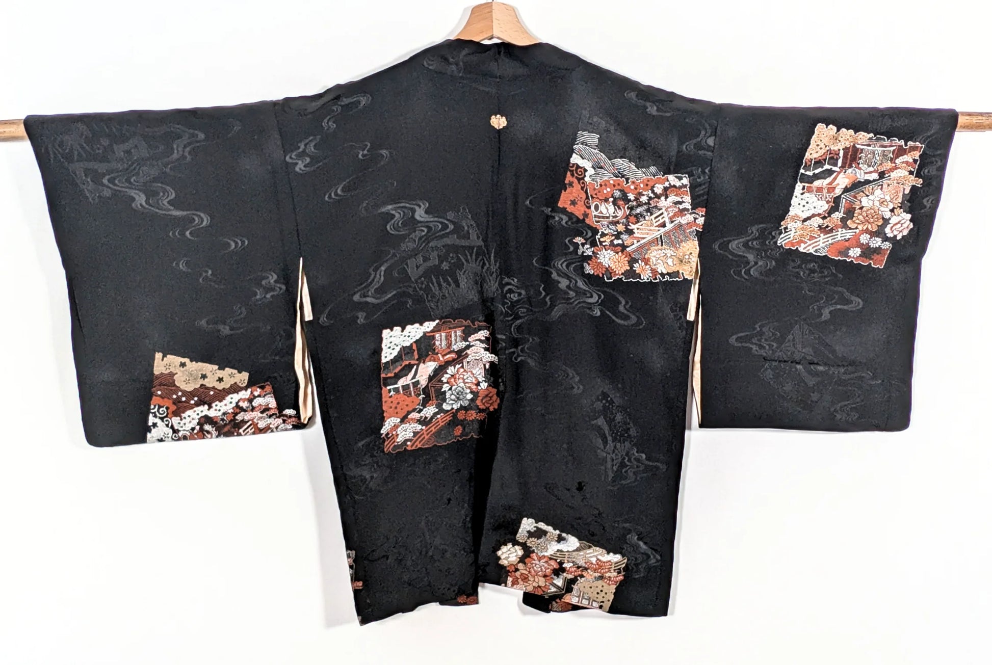 Veste kimono traditionnelle japonaise noire en soie, brodée de scènes classiques – dos du haori – KOGEDO