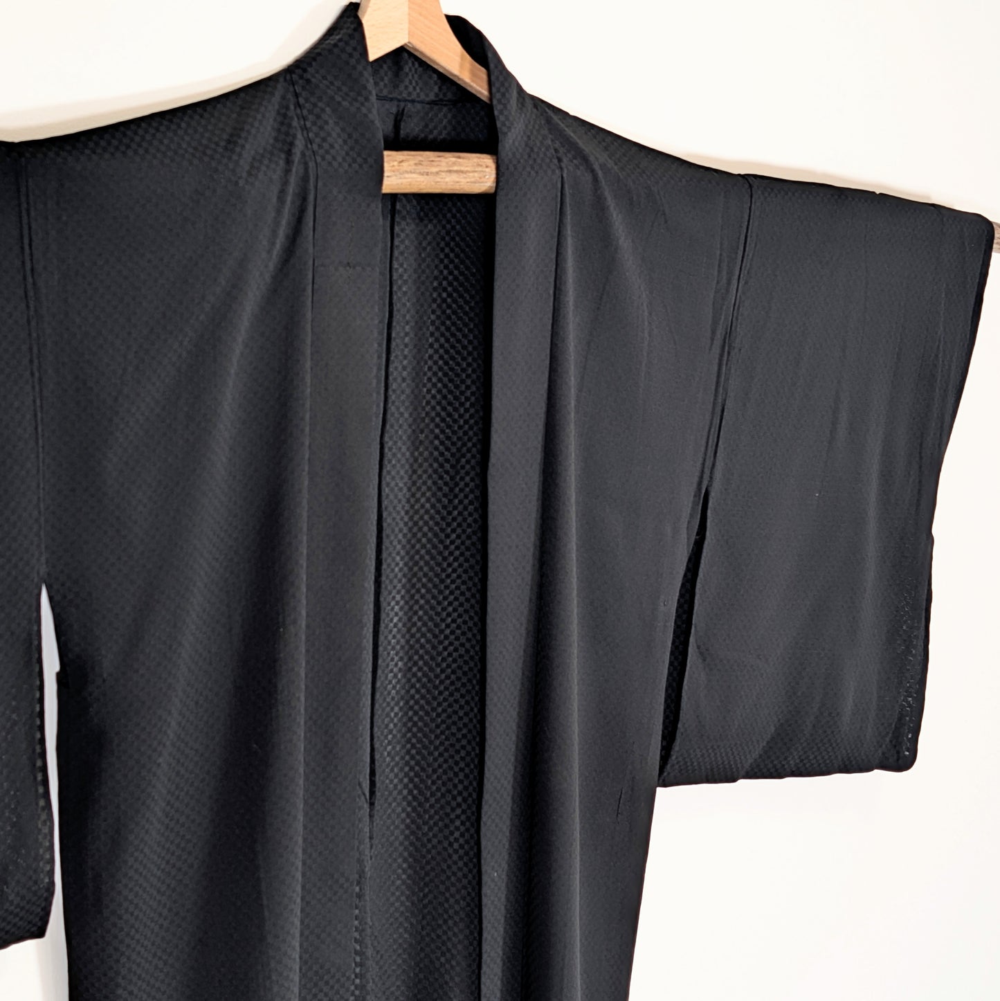 Veste haori japonaise noire en soie sha légère, avec damier ichimatsu ton sur ton visible dans le tissage.