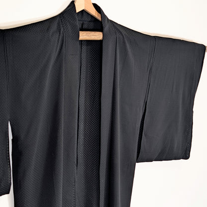 Veste haori japonaise noire en soie sha légère, avec damier ichimatsu ton sur ton visible dans le tissage.