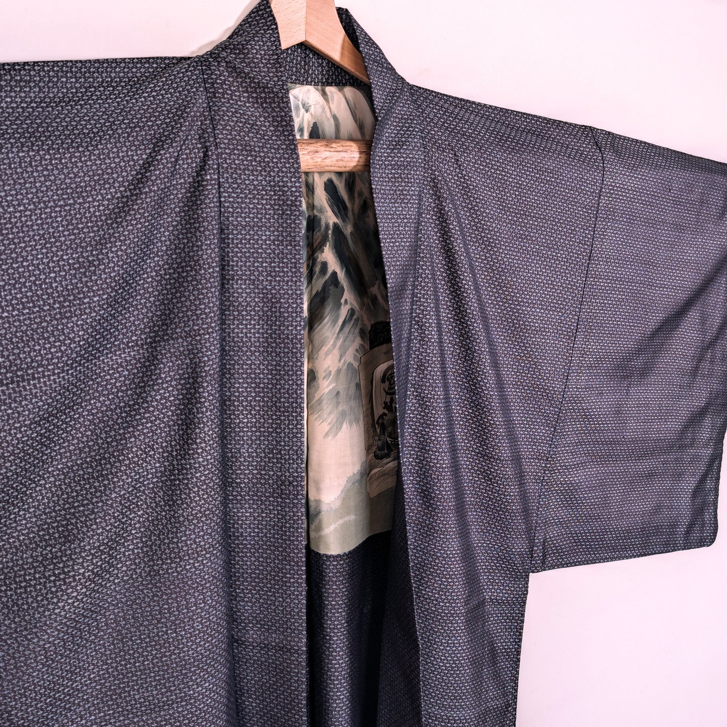 Haori Ōshima Tsumugi homme bleu indigo avec doublure en soie à paysage japonais, montagne, vagues et rehauts dorés