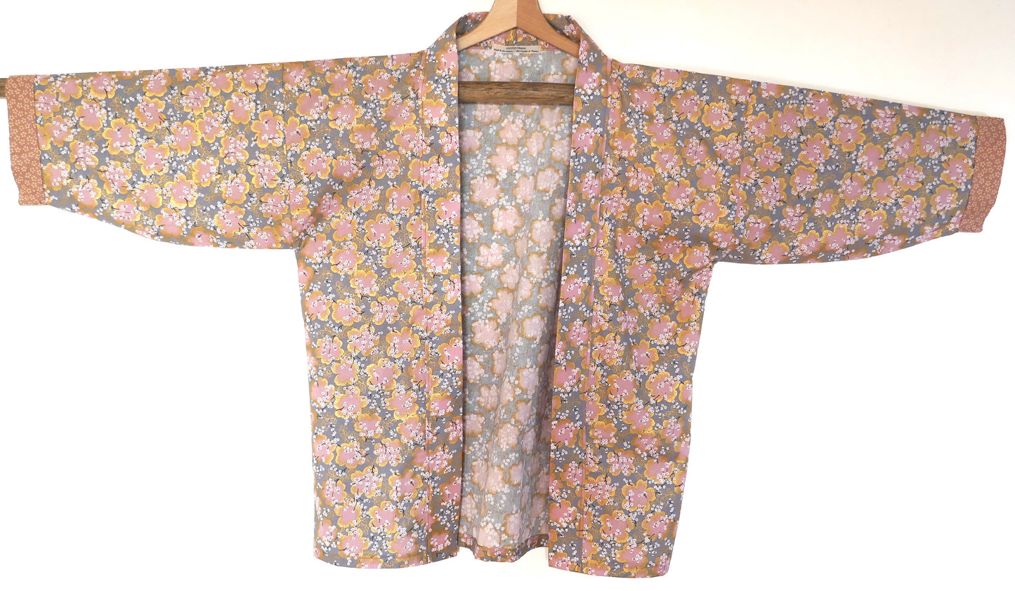 Vue de face du haori Sakura Fubuki by KOGEDO, veste kimono artisanale en tissu japonais avec motifs de sakura dorés