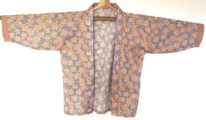 Vue de face du haori Sakura Fubuki by KOGEDO, veste kimono artisanale en tissu japonais avec motifs de sakura dorés
