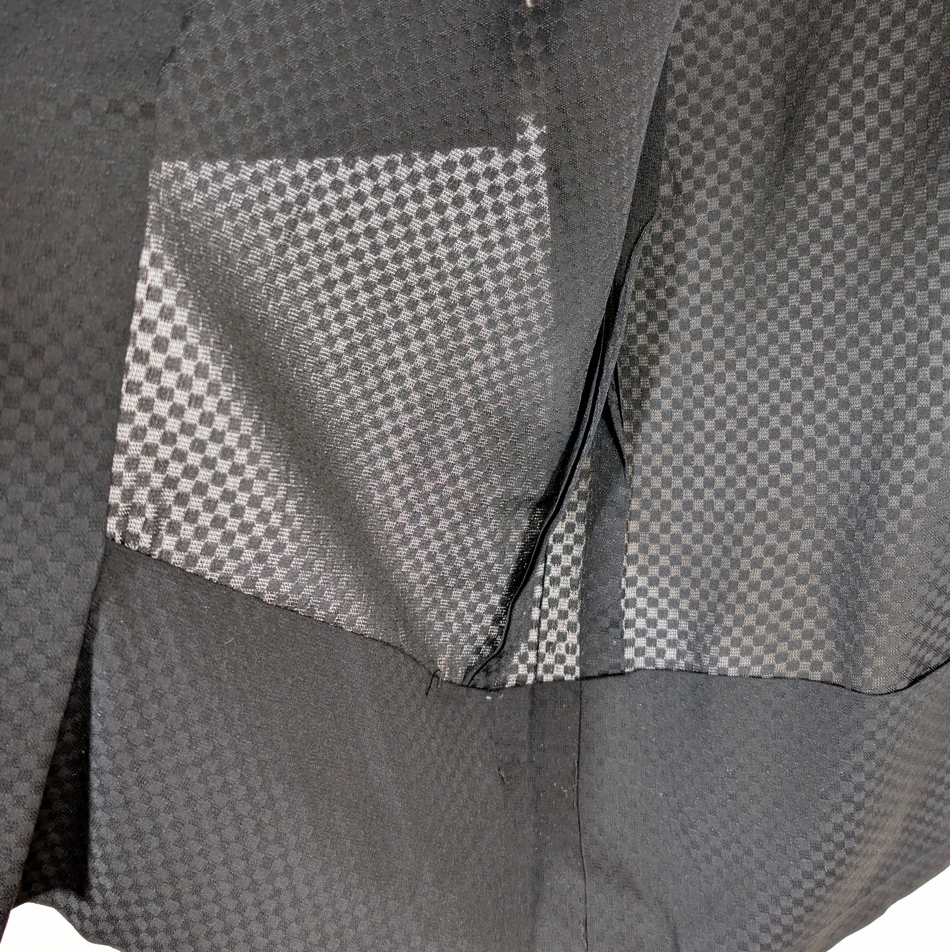 Intérieur d’un haori japonais sans doublure en soie monsha, montrant la transparence du sha et le motif ichimatsu tissé.
