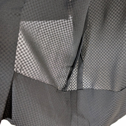 Intérieur d’un haori japonais sans doublure en soie monsha, montrant la transparence du sha et le motif ichimatsu tissé.