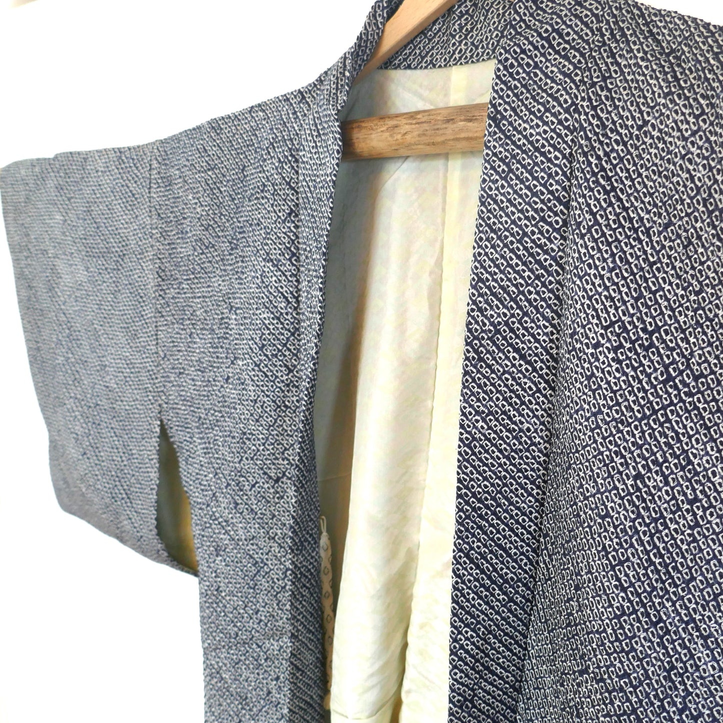 Détail du col et de la manche droite d’un haori shibori bleu nuit, avec doublure ivoire.