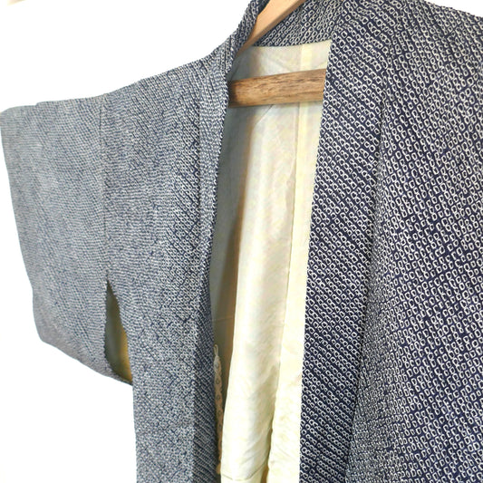 Détail du col et de la manche droite d’un haori shibori bleu nuit, avec doublure ivoire.