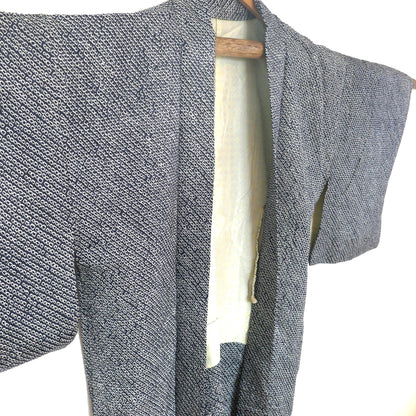 Gros plan sur l’avant gauche du haori en shibori bleu nuit avec col ouvert et doublure visible.