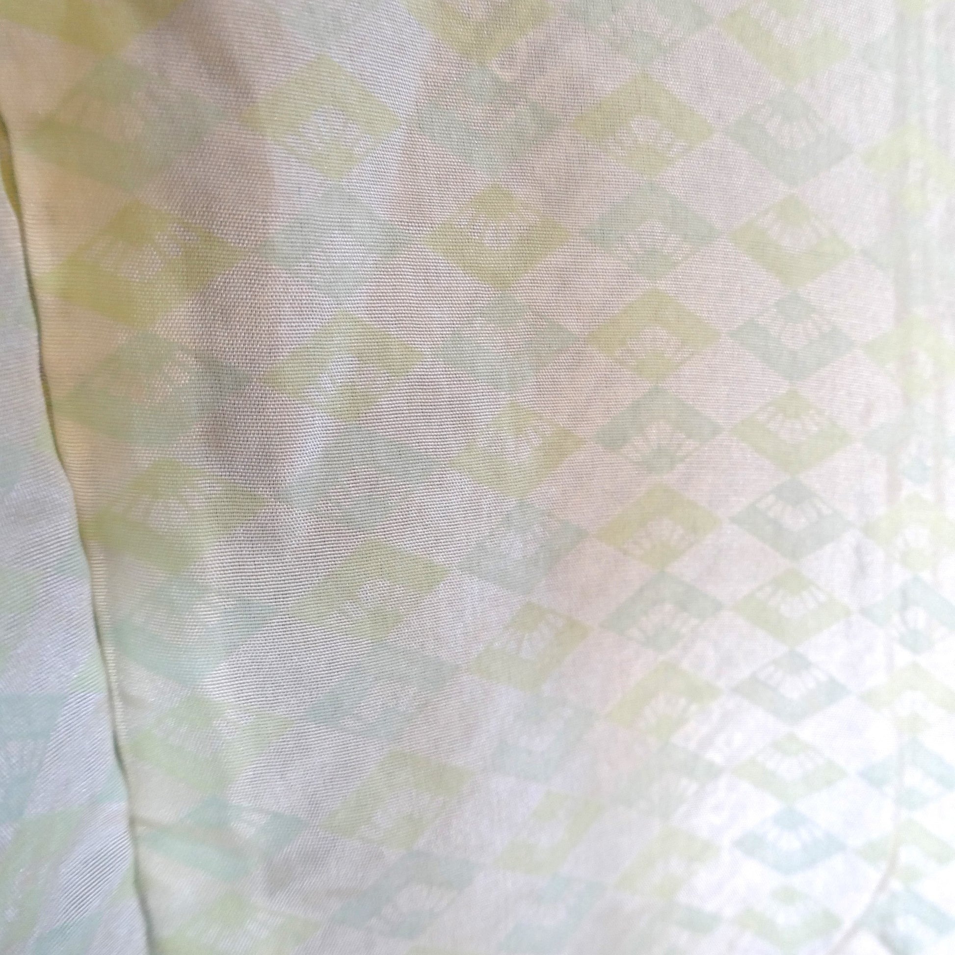 Détail de la doublure en soie ivoire d’un haori vintage, décorée de motifs d’éventails japonais.