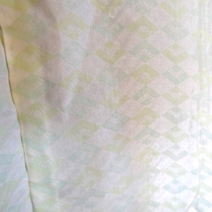 Détail de la doublure en soie ivoire d’un haori vintage, décorée de motifs d’éventails japonais.