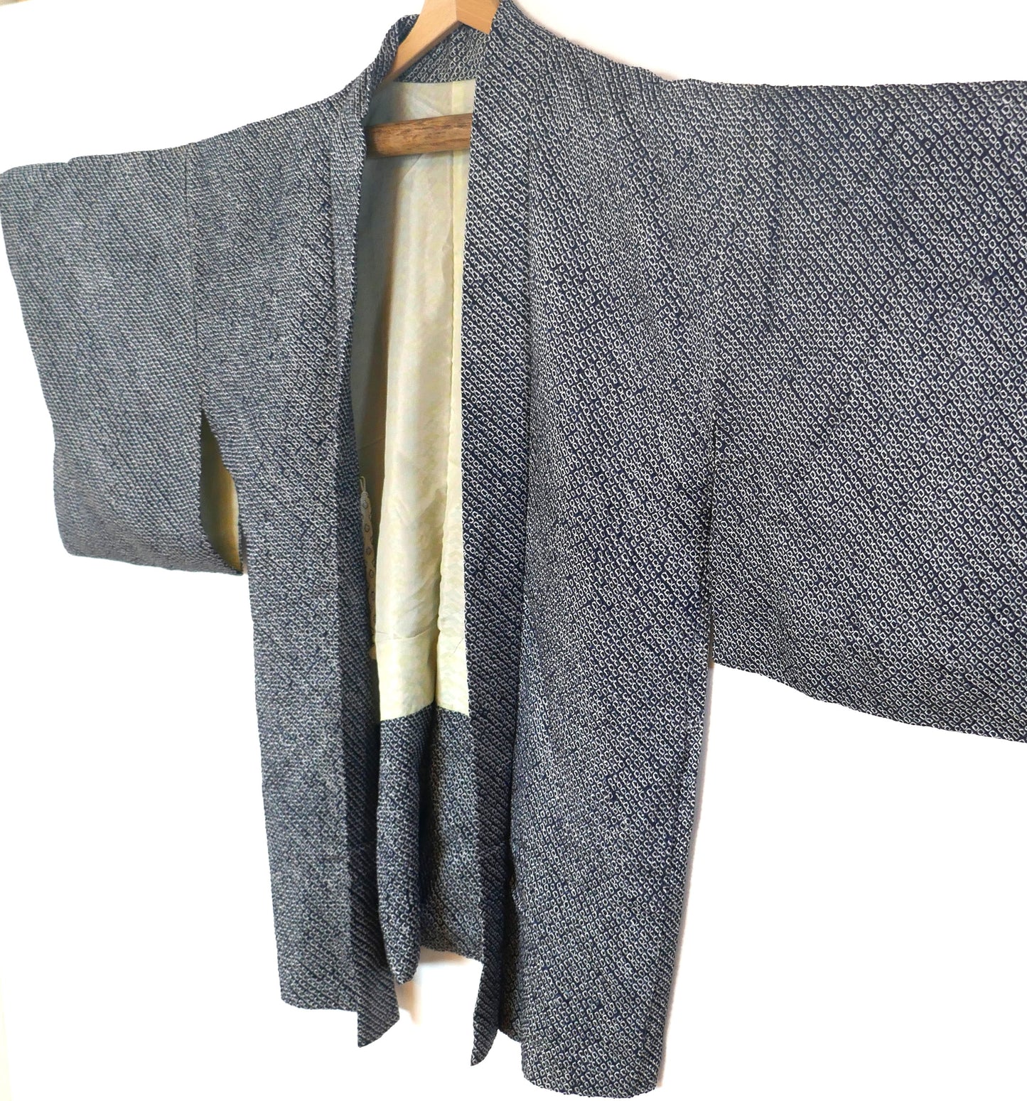 Vue frontale complète d’un haori japonais vintage en shibori bleu nuit suspendu.