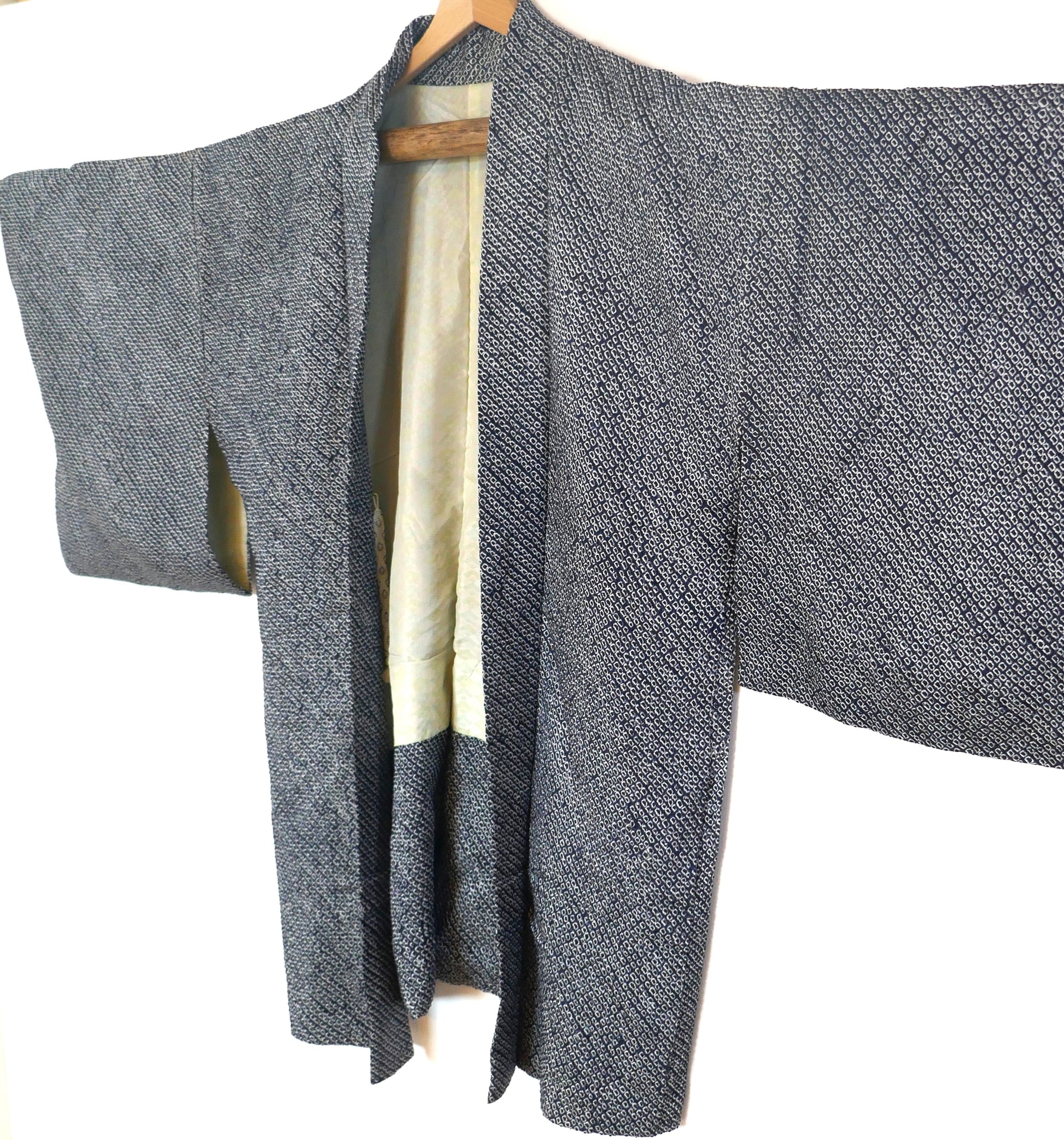 Vue frontale complète d’un haori japonais vintage en shibori bleu nuit suspendu.