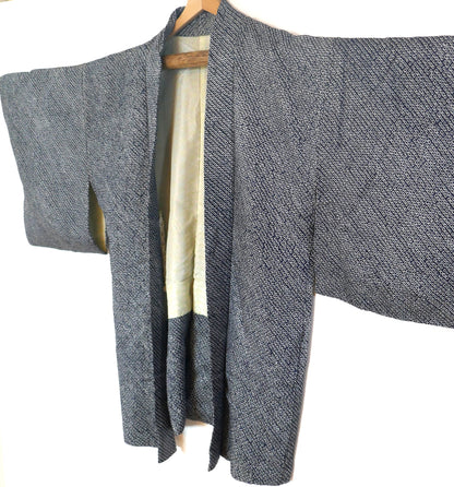 Vue frontale complète d’un haori japonais vintage en shibori bleu nuit suspendu.