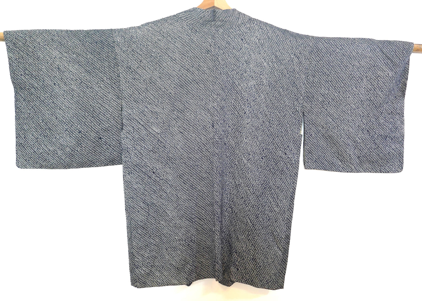 Vue arrière complète d’un haori japonais vintage en shibori bleu nuit.