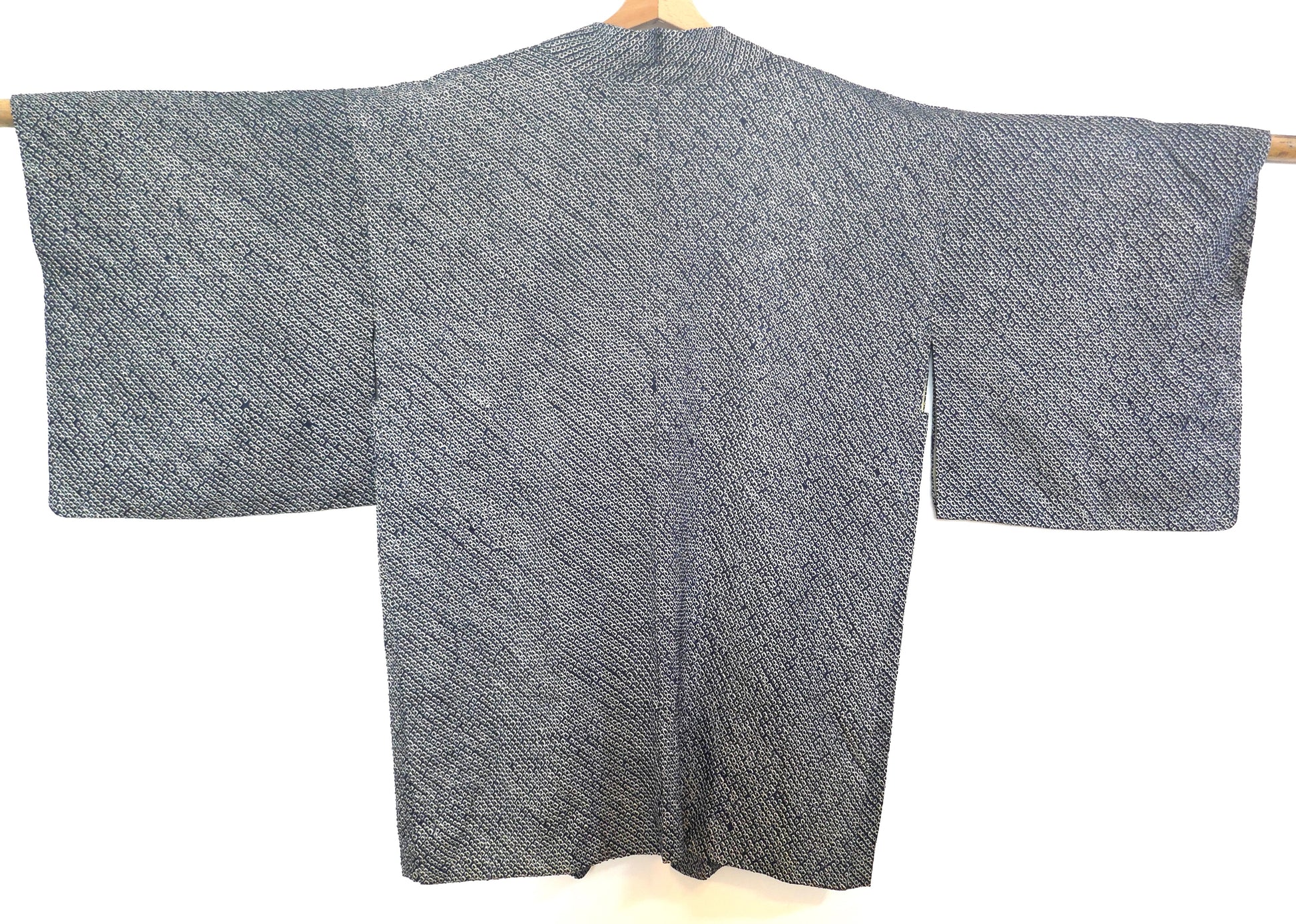 Vue arrière complète d’un haori japonais vintage en shibori bleu nuit.