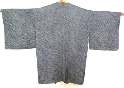 Vue arrière complète d’un haori japonais vintage en shibori bleu nuit.