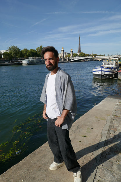Homme portant un haori japonais vintage, veste kimono traditionnelle en soie, motif shibori bleu avec pin 松 stylisé, photo prise à Paris.