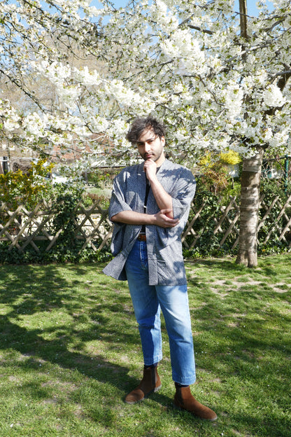 richard porte le haori shibori bleu KOGEDO sous les cerisiers en fleurs