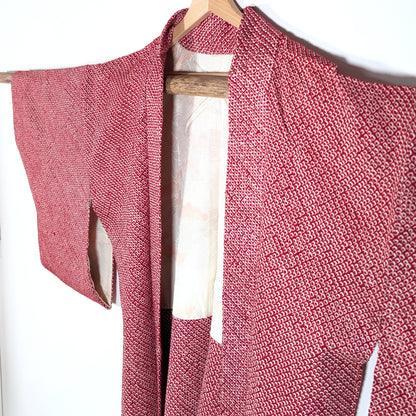 Haori shibori en soie rouge, veste kimono japonaise en kanoko shibori avec doublure motif matsu pin traditionnel époque Showa
