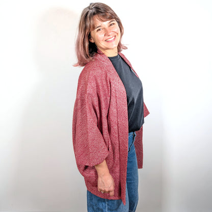 Haori shibori en soie rouge porté, veste kimono japonaise femme en kanoko shibori époque Showa avec haori himo traditionnel