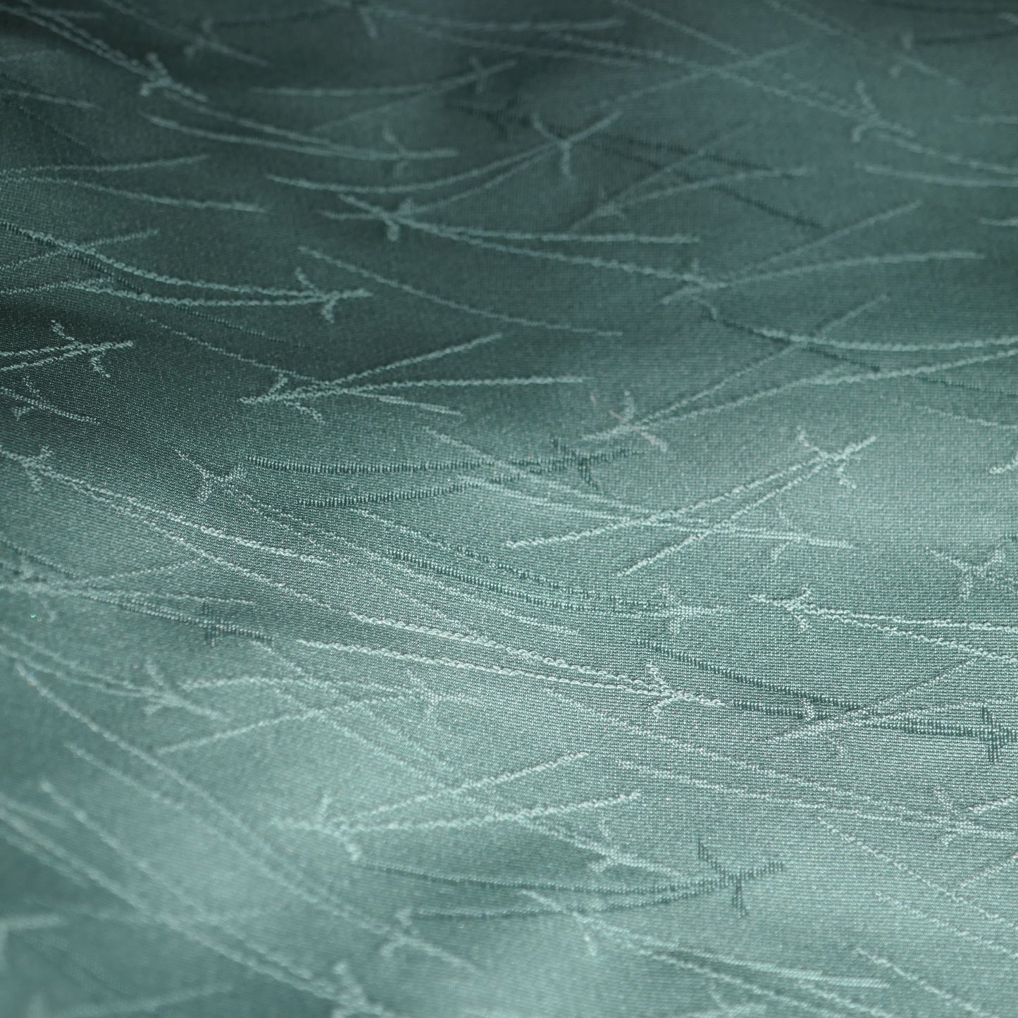 Détail du tissu en soie fluide du haori bleu turquoise grisé, motif fin évoquant les courants marins