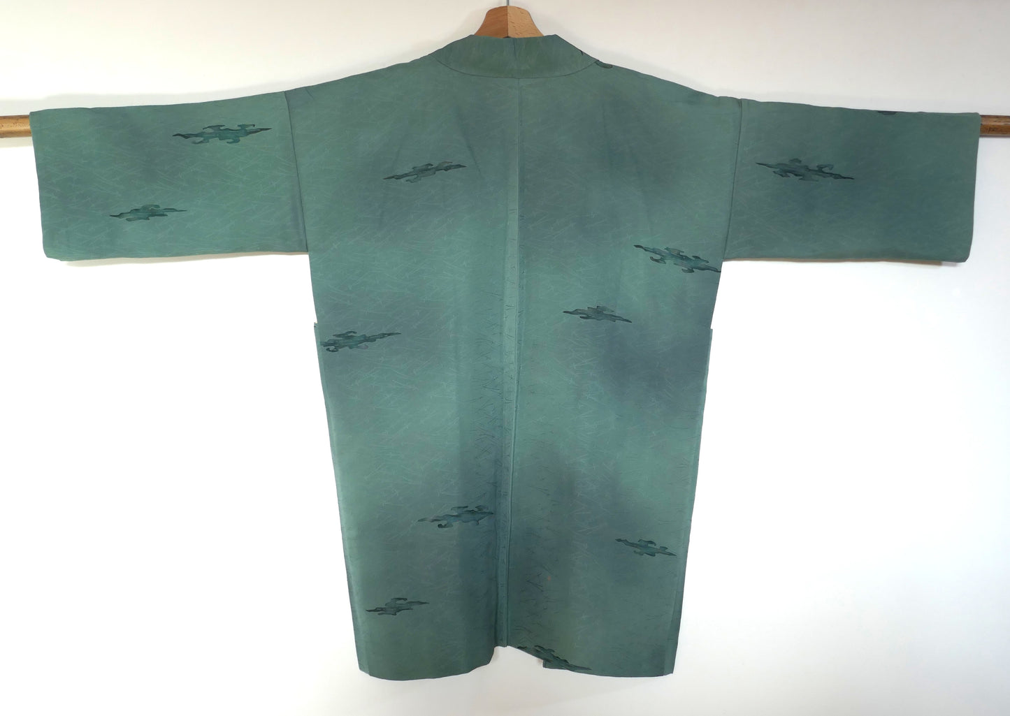 Vue arrière du haori vintage retaillé par KOGEDO, coupe modernisée et tombé fluide.