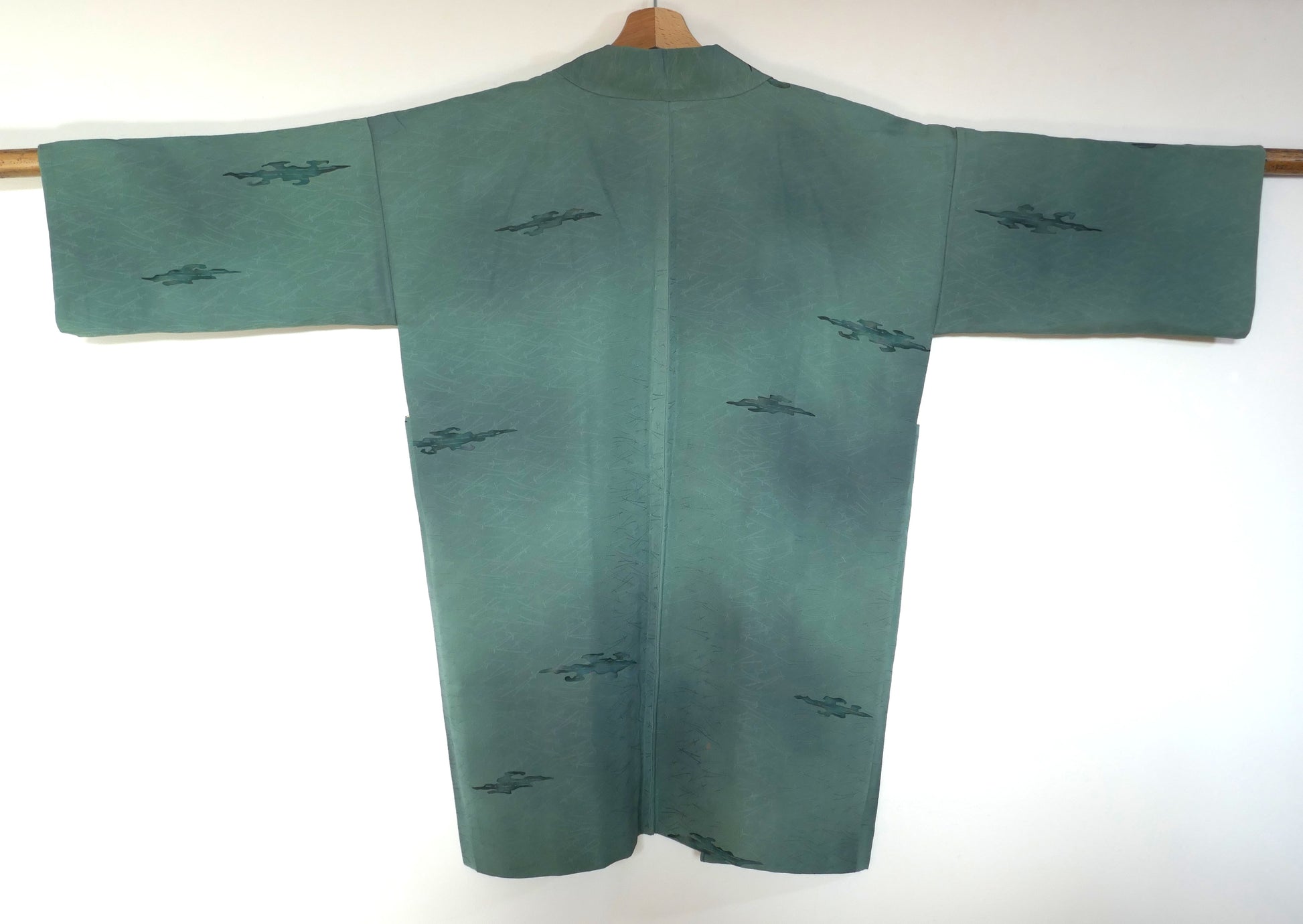 Vue arrière du haori vintage retaillé par KOGEDO, coupe modernisée et tombé fluide.