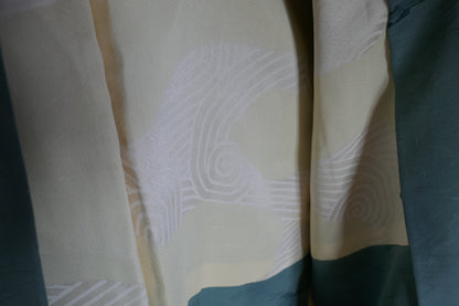 Doublure intérieure en soie ivoire du haori vintage, décorée de motifs ondulants japonais.