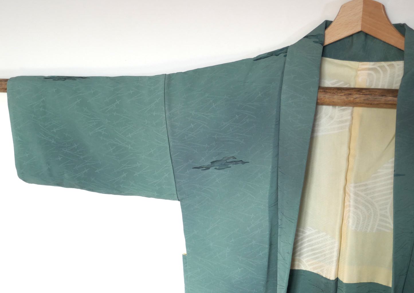 Détail de l’épaule et de la manche ajustée du haori en soie, coupe modernisée par KOGEDO.