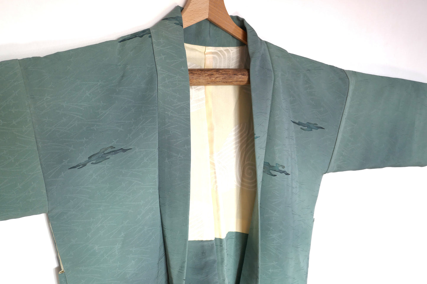 Détail de l’épaule gauche et de la manche ajustée du haori en soie, coupe modernisée par KOGEDO.