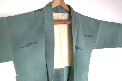 Détail de l’épaule gauche et de la manche ajustée du haori en soie, coupe modernisée par KOGEDO.