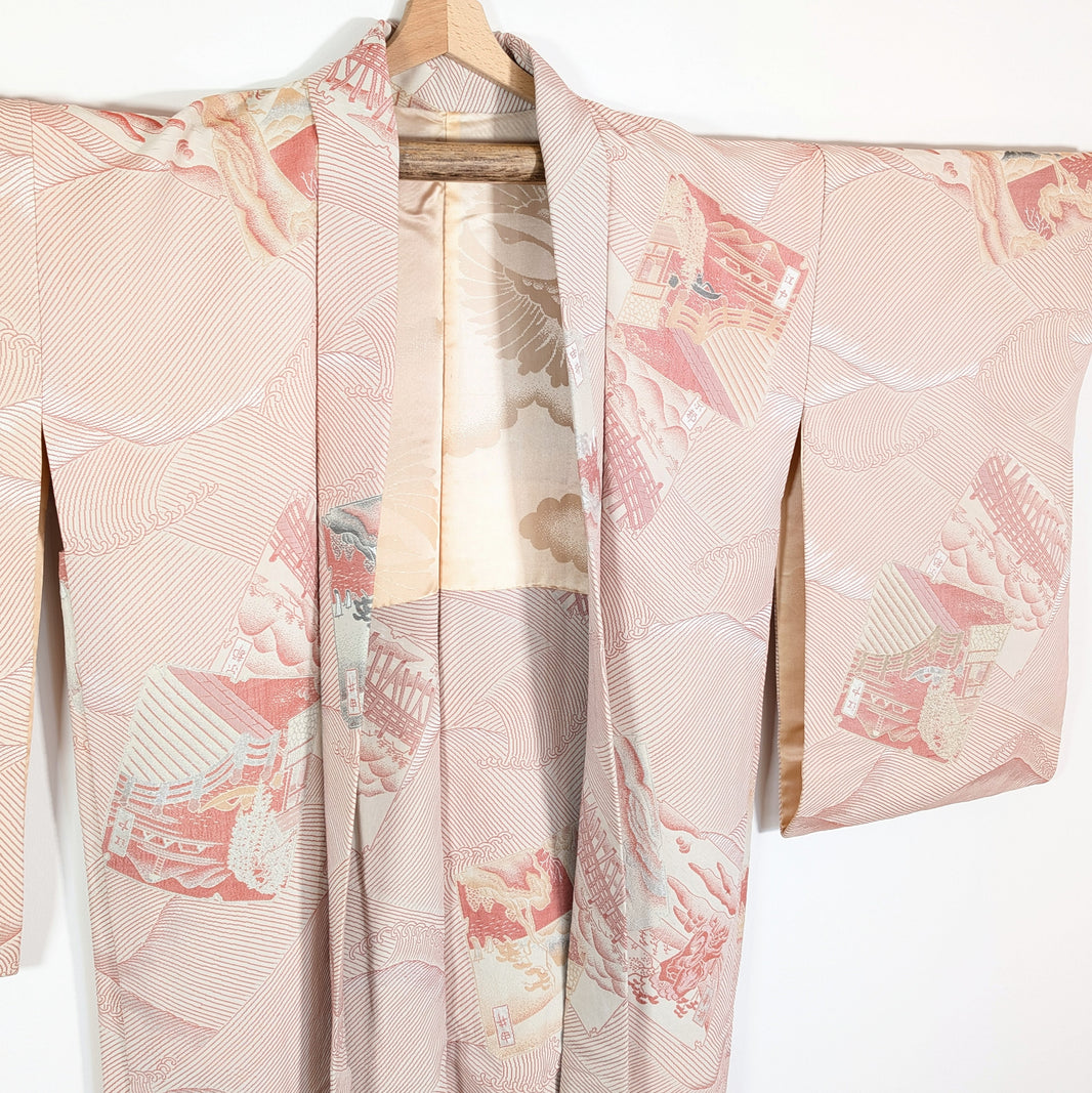Vue de face du haori en soie brochée rose saumon, décoré de paysages du Tōkaidō, de vagues nami et de détails métallisés