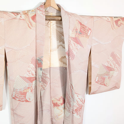 Vue de face du haori en soie brochée rose saumon, décoré de paysages du Tōkaidō, de vagues nami et de détails métallisés