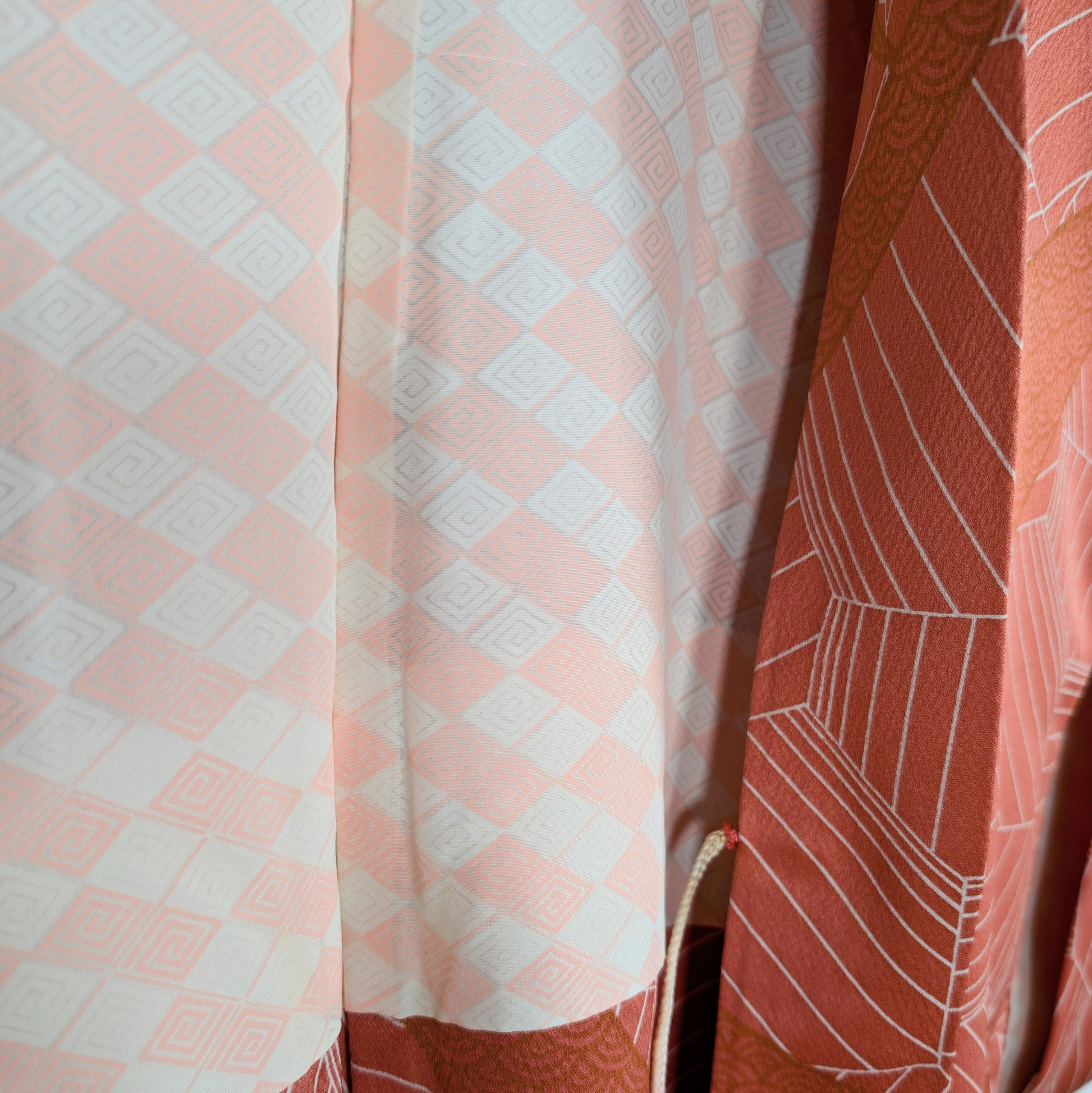 Doublure de haori japonais en soie avec motif raimon rose saumon et contraste extérieur chirimen