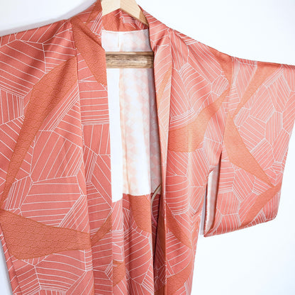 Veste kimono haori femme en soie corail avec détail du col et motifs géométriques japonais