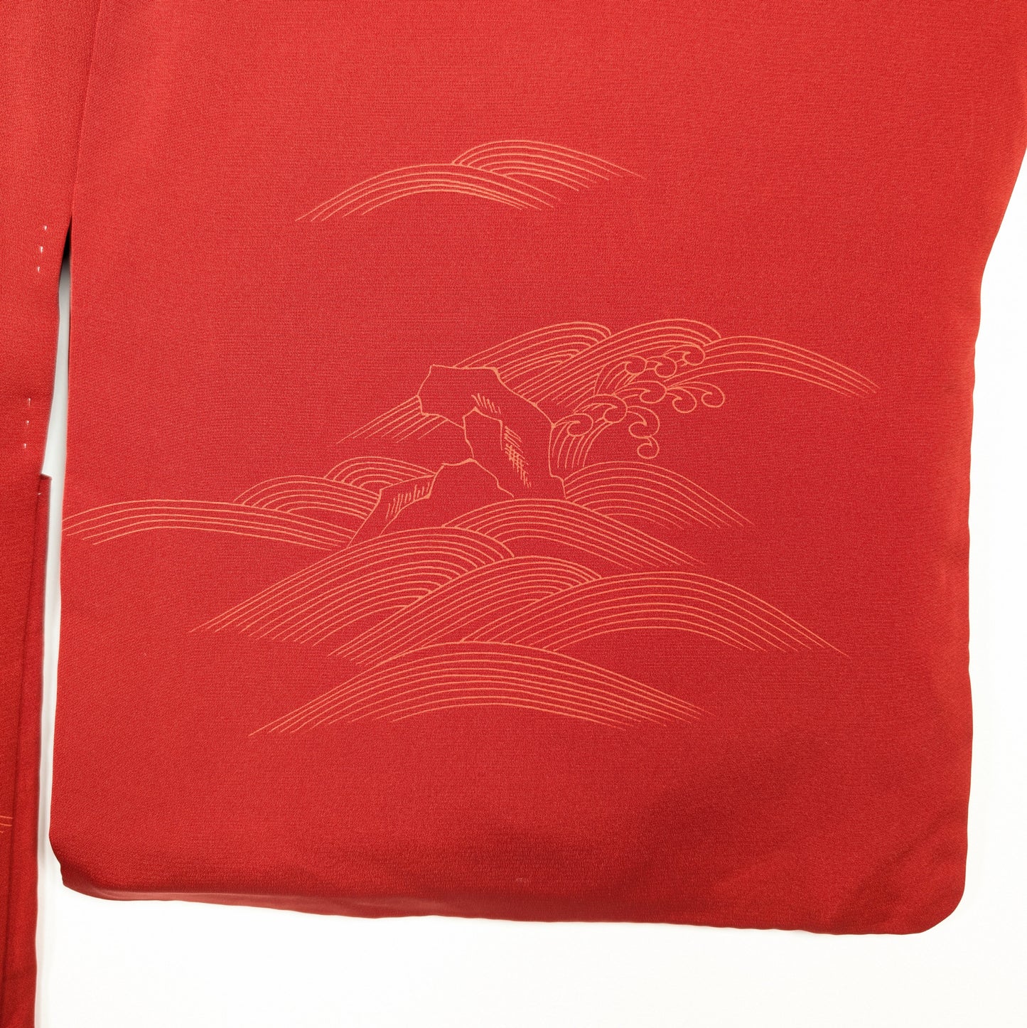 Manche de haori en soie habutae rouge japonais avec motif de vagues seigaiha en détail