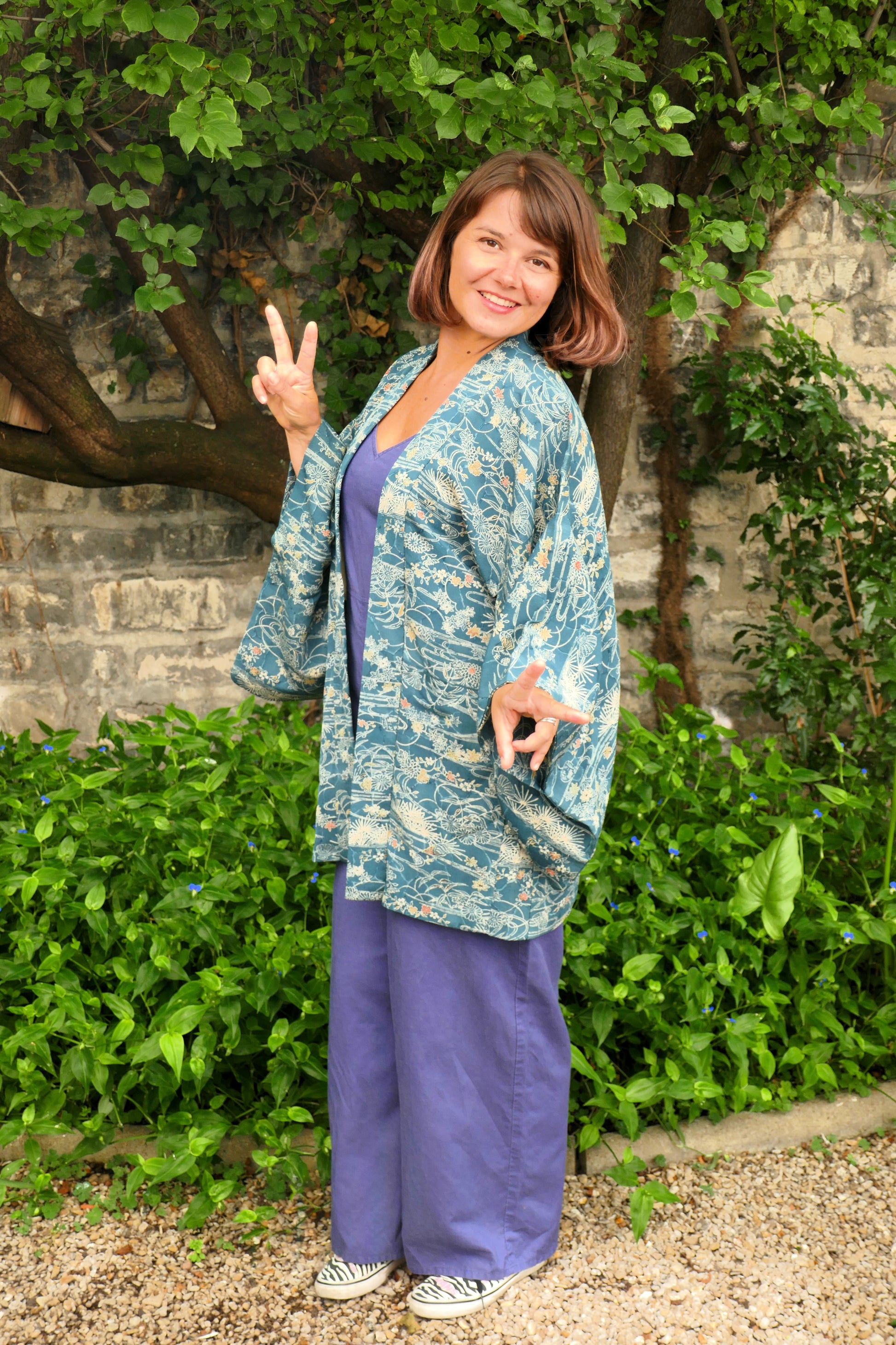 pose japonaise de Mikan pour montrer ce haori kogedo vintage bleu pétrole