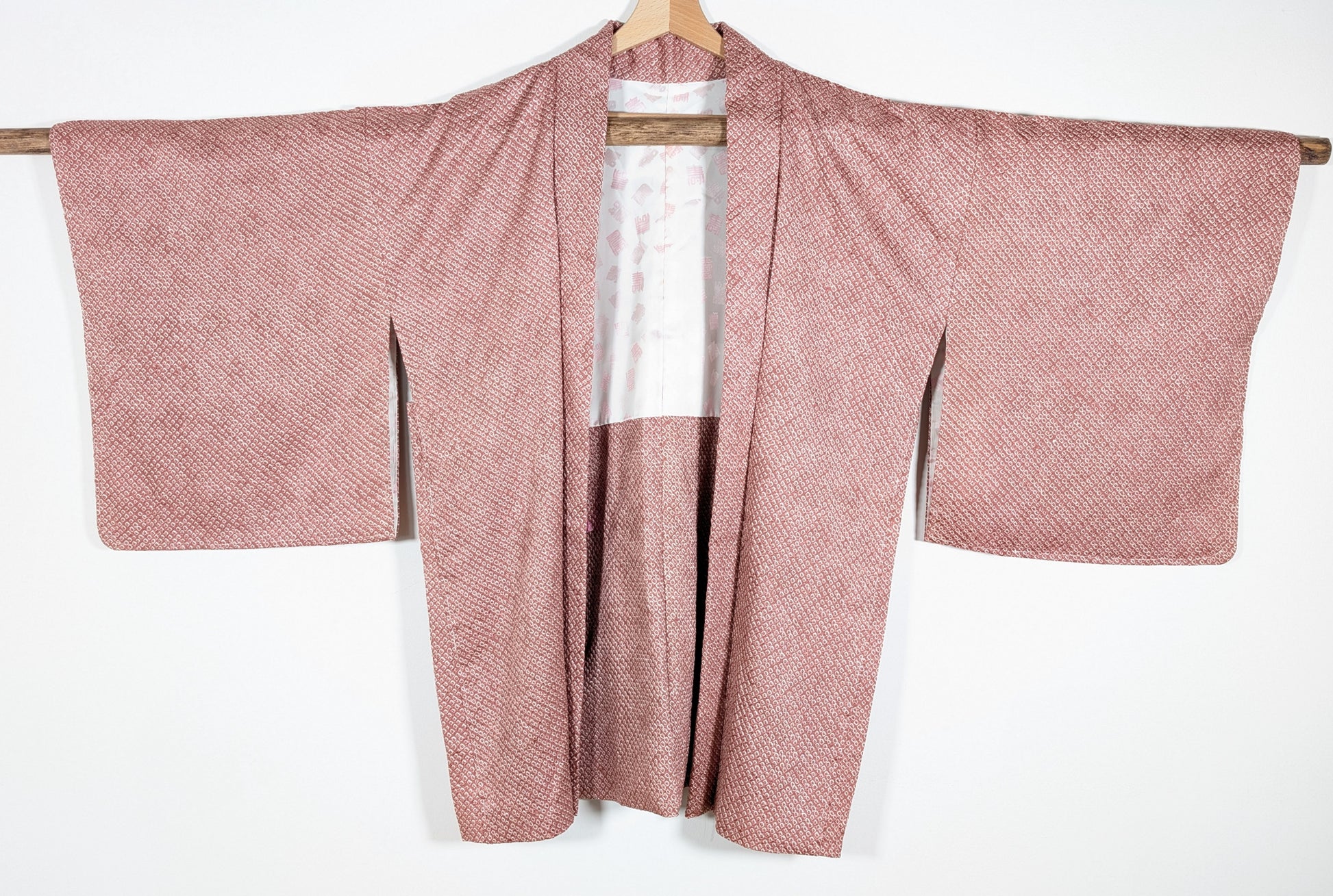 Vue de face d’un haori japonais en soie texturée shibori couleur lavender avec doublure claire