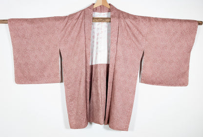 Vue de face d’un haori japonais en soie texturée shibori couleur lavender avec doublure claire