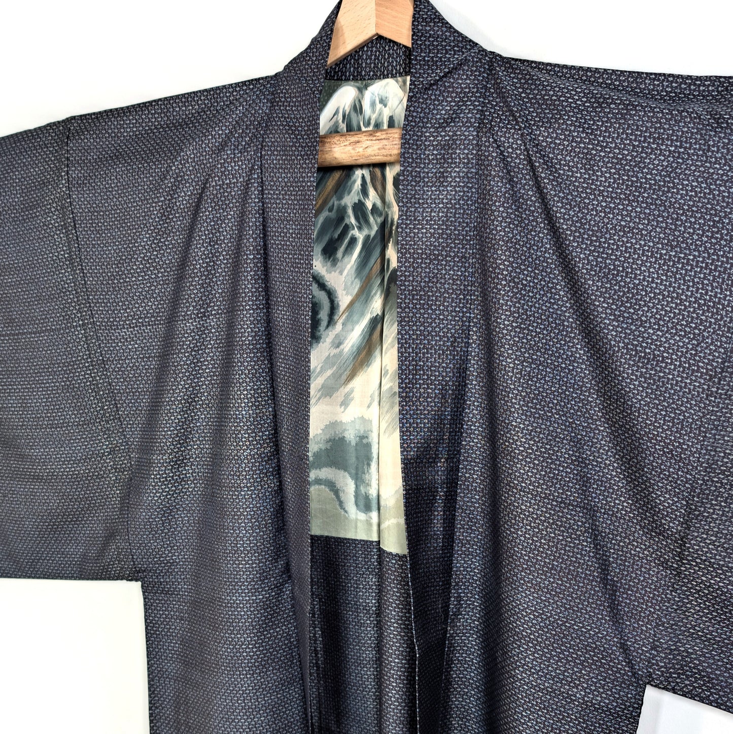 Haori en soie japonaise pour homme, motif kasuri bleu, aperçu de la doublure mont Fuji