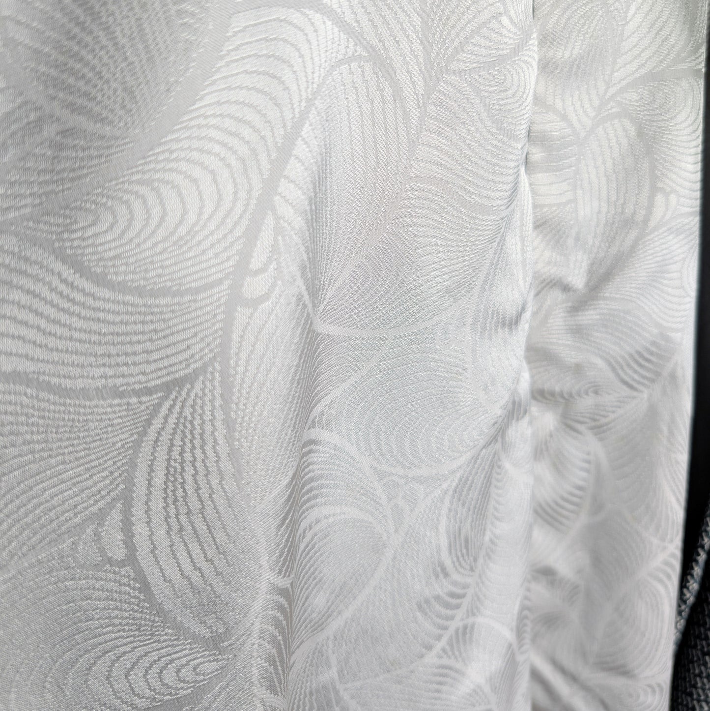 Doublure argentée à motif feuillage stylisé sur haori japonais vintage en soie shibori