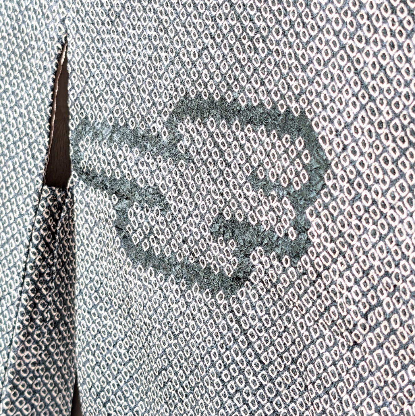 Détail motif kumo nuages sur haori en soie teinture shibori japonaise traditionnelle