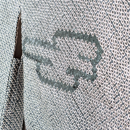 Détail motif kumo nuages sur haori en soie teinture shibori japonaise traditionnelle