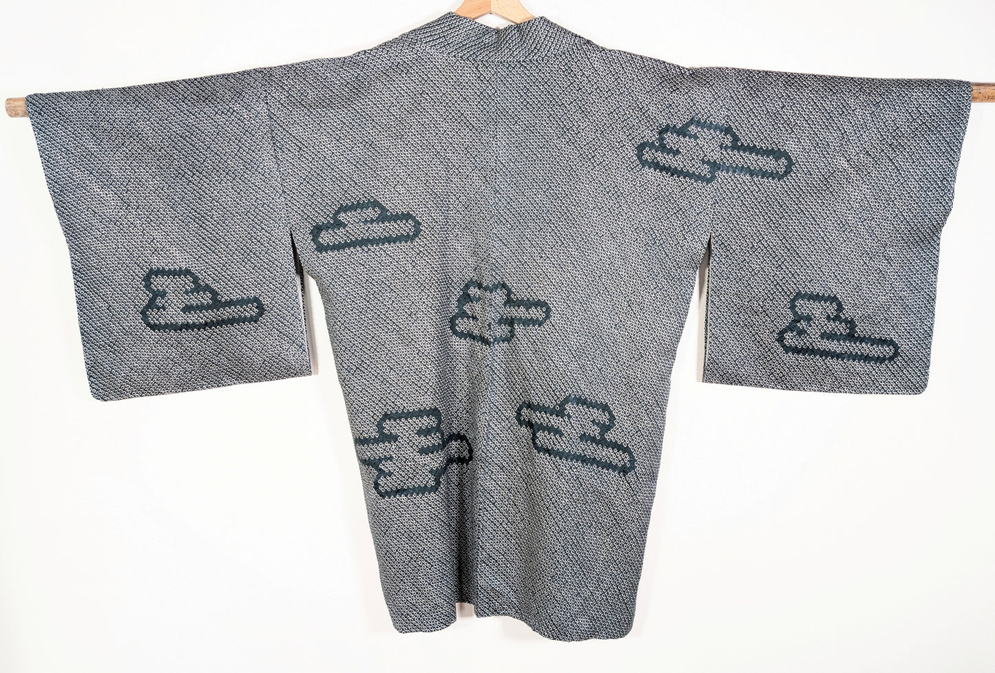 Haori japonais vintage en soie shibori motif kumo nuages bleu pétrole artisanat textile traditionnel
