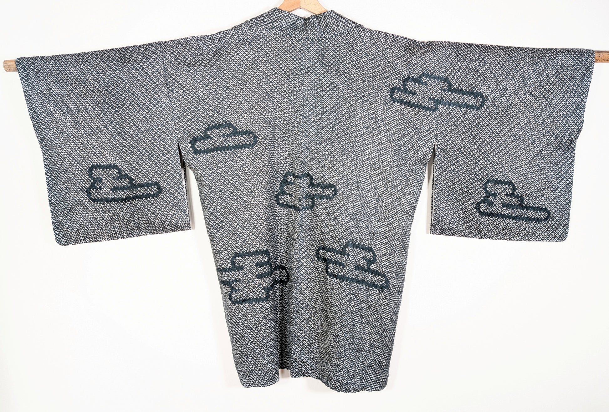 Haori japonais vintage en soie shibori motif kumo nuages bleu pétrole artisanat textile traditionnel