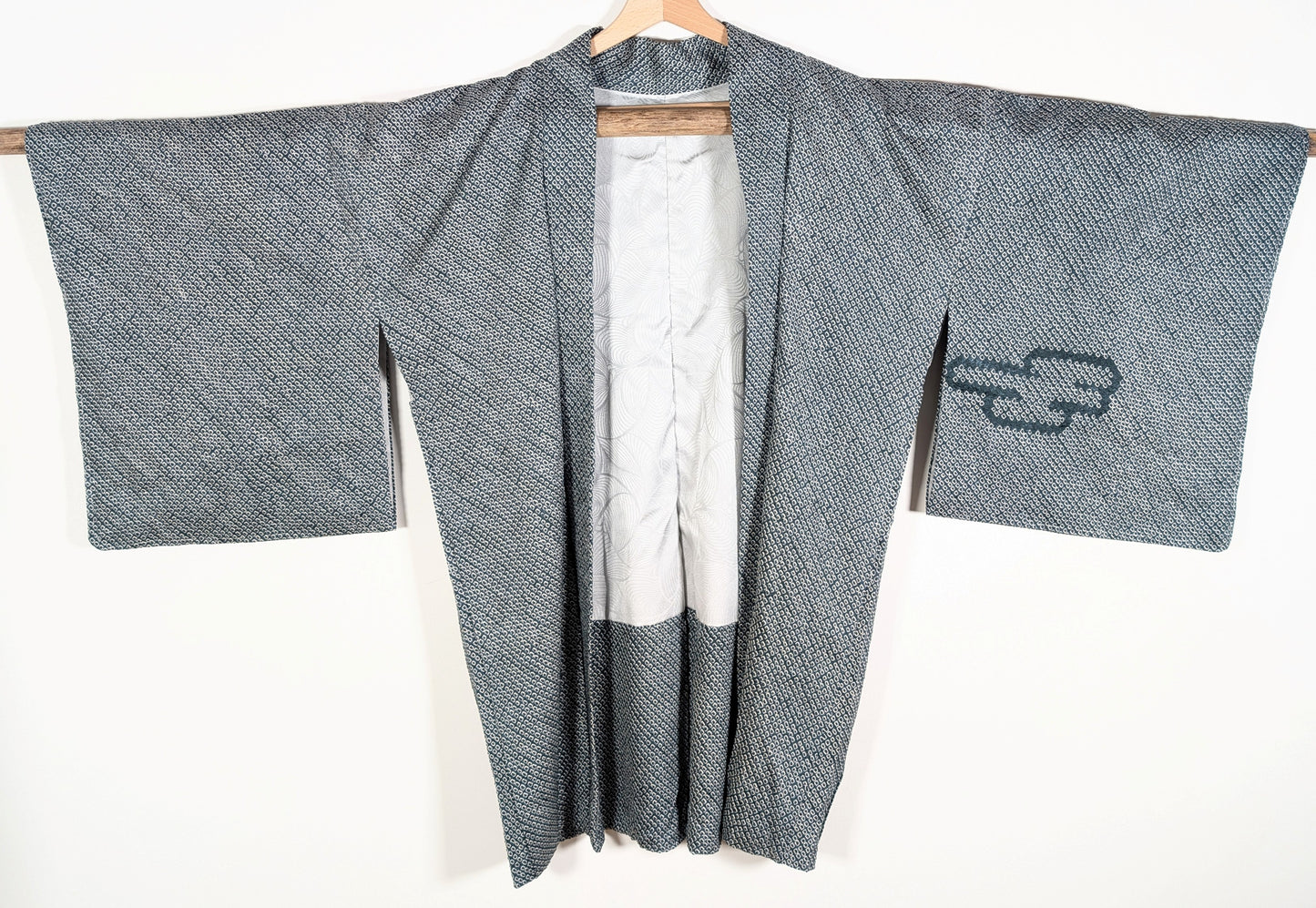 Haori japonais traditionnel en soie shibori kumo bleu gris motif nuages veste kimono vintage
